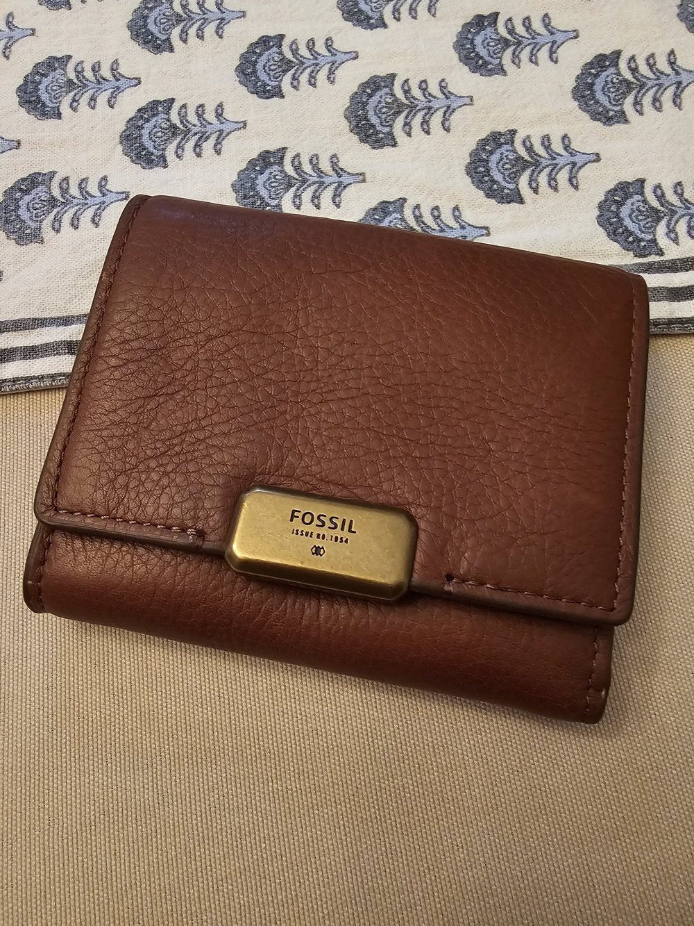 GUC Fossil Brown Leather Trifold Wallet with Goldtone Plaque